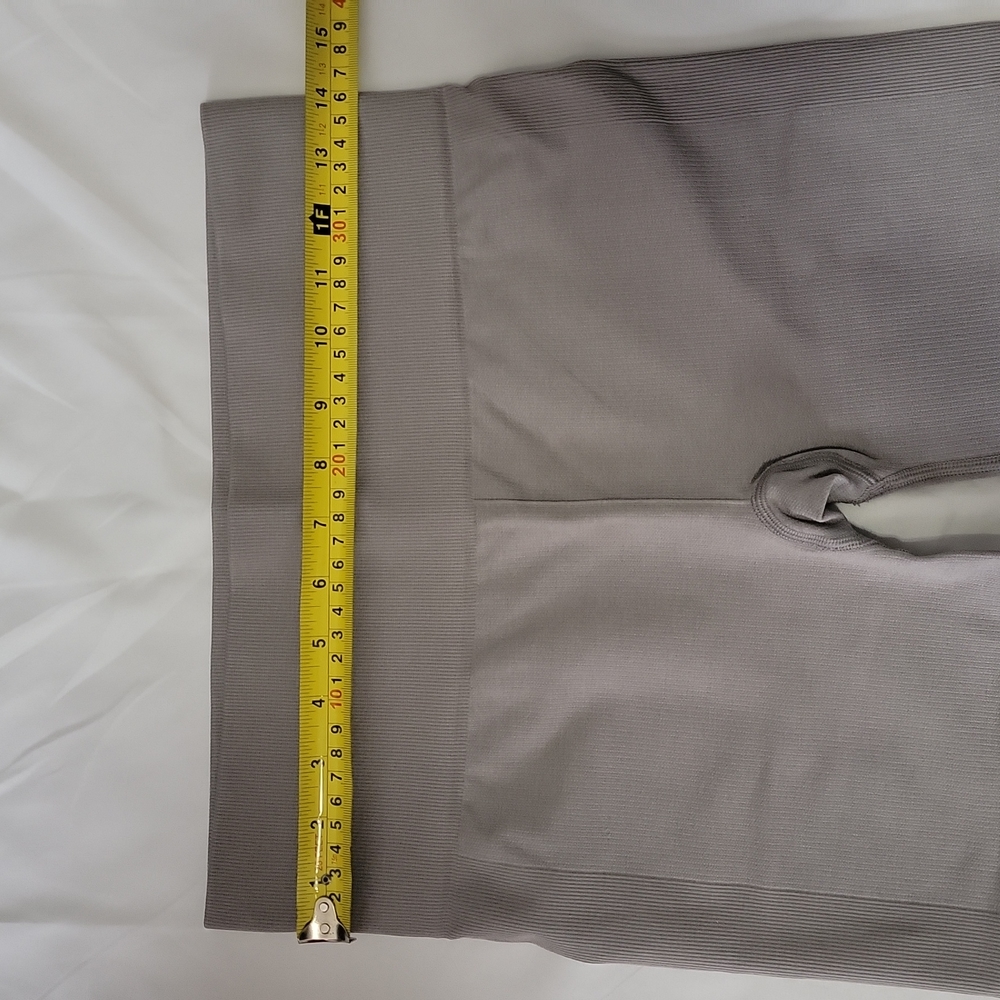 Lululemon Compression Capri ~Size 8 - image 2